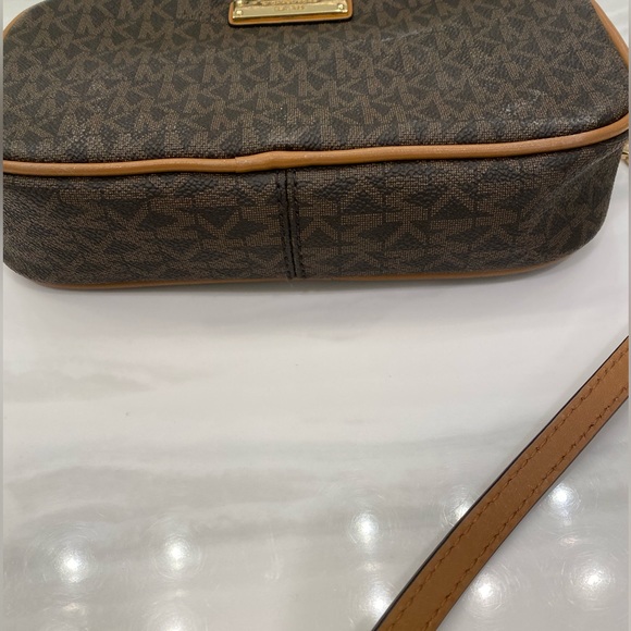 Michael Kors / Jet Set Canvas Crossover Bag - Picture 5 of 9